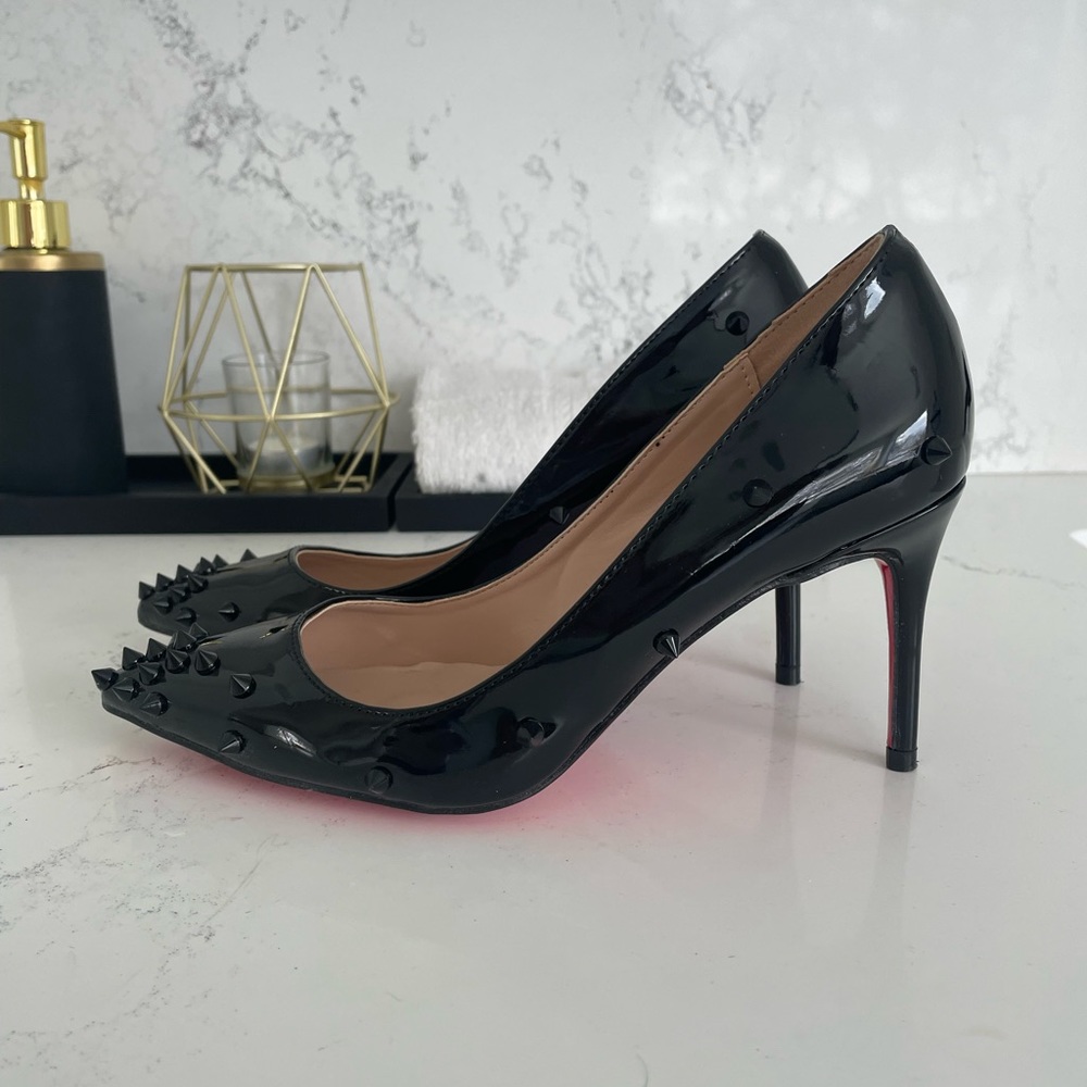 Spike shoes 👠 with red sole